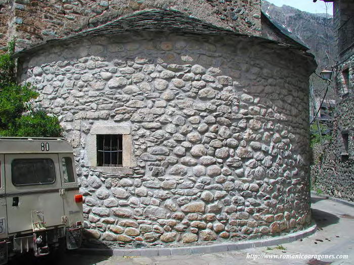 CABECERA DEL TEMPLO. BSIDE REALIZADO CON CANTOS RODADOS
