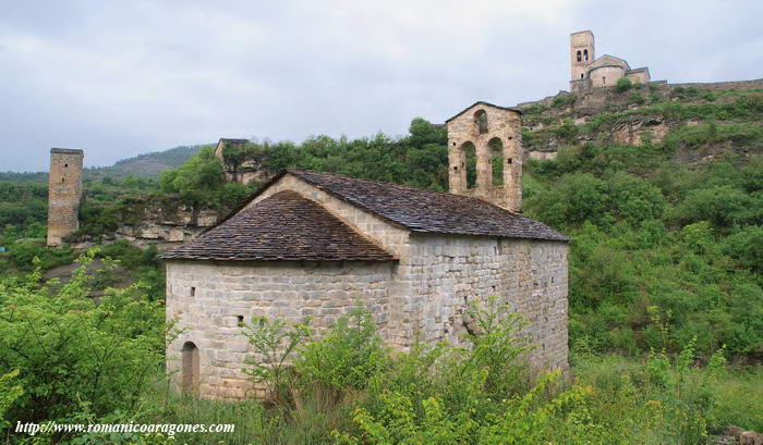 VISTA GENERAL DE LA ERMITA DE SAN JUAN CON LA TORRE DE LA CARCEL Y BALDÓS AL FONDO