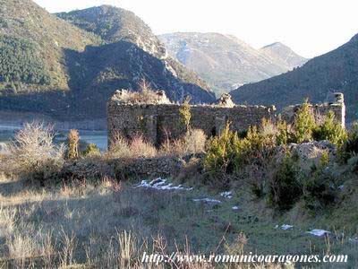 RUINAS DEL TEMPLO. MURO NORTE.  TRAS ÉL, EL EMBALSE DE ÁRGUIS