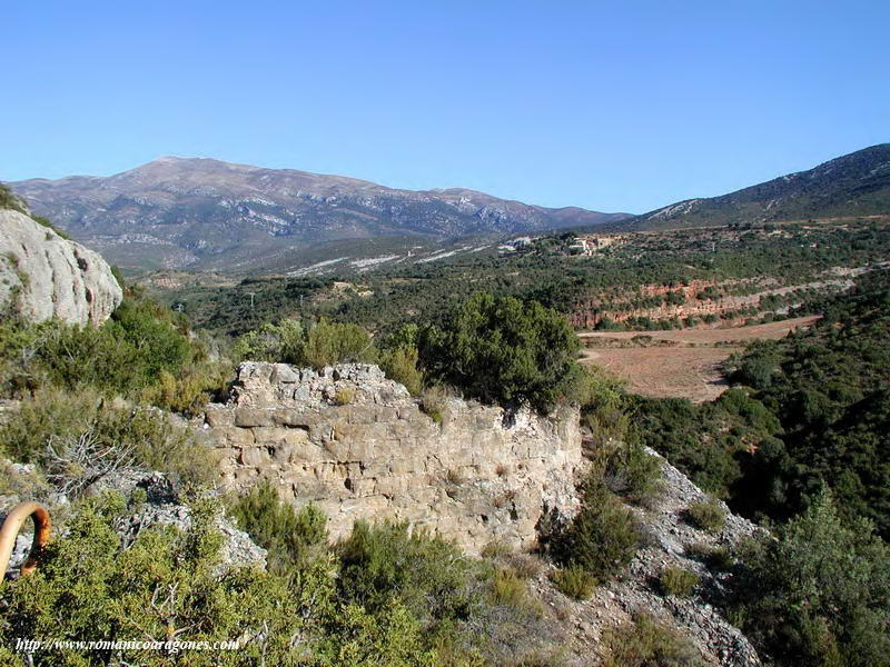 EN PRIMER TÉRMINO, RESTO DEL MURO SUR. A LO LEJOS BASTARÁS Y LA PEÑA DE GUARA
