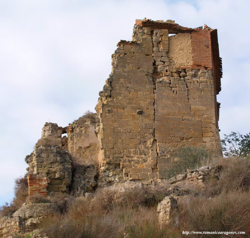 VISTA ESTE DEL EDIFICIO: LIENZO ESTE DE LA TORRE Y CABECERA PLANA DEL TEMPLO, PARCIALMENTE ARRUINADA