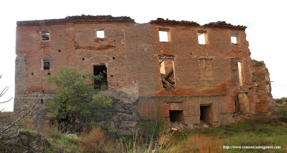 FACHADA NORTE DEL EDIFICIO SEORIAL. EN LA BASE DEL LADO ESTE, LOS SILLARES DE TORRE Y PRIMER RECINTO