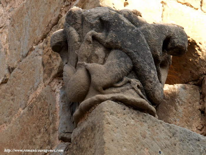 CAPITEL EN EL NGULO SURESTE. FIERAS ENTRECRUZADAS