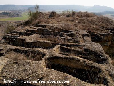 TUMBAS ANTROPOMOSFAS Y AL FONDO, ELEVACIN DEL TEMPLO