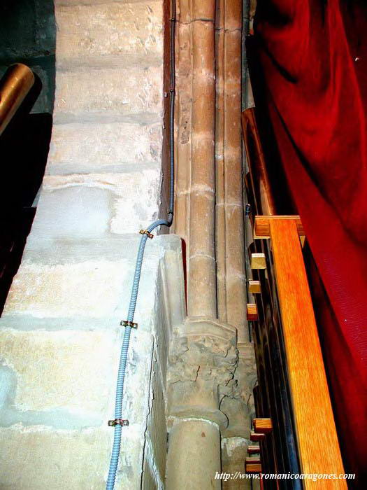 DETALLE DE LOS CAPITELES DEL LADO NORTE. MOTIVOS VEGETALES, GOTIZANTES