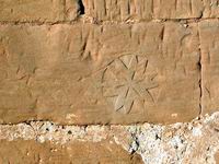 GRABADO EN SILLAR DEL MURO SUR: MOTIVO GEOMTRICO