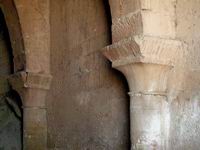 COLUMNAS Y CAPITELES DEL MURO SUR