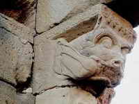 SAN LORENZO DE UNCASTILLO. MODILLN EN PORTADA SUR
