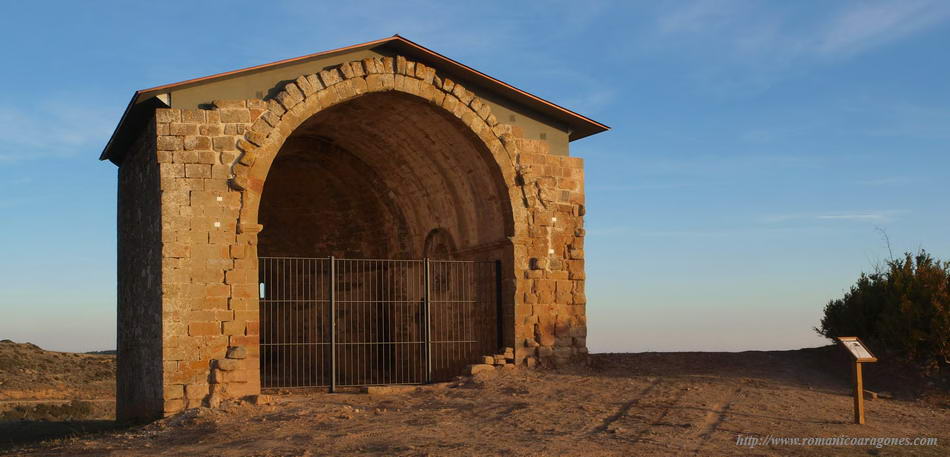 ERMITA DE SAN MIGUEL, RESTAURADA CON VERJA PROTECTORA Y PANEL INFROMATIVO