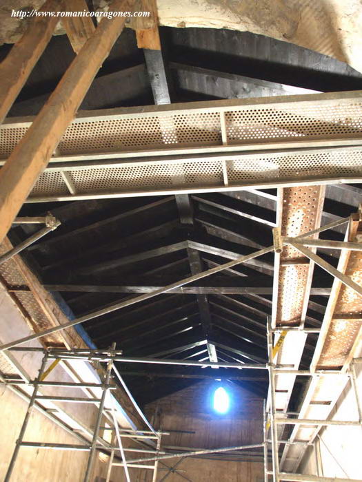 CUBIERTA DE MADERA AL INTERIOR DESDE EL CILINDRO ABSIDIAL