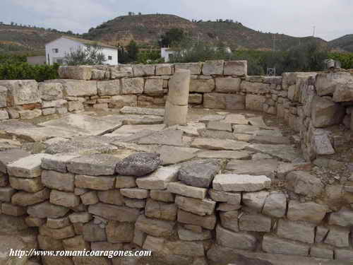 INTERIOR DEL BSIDE. PIEDRA DEL ALTAR