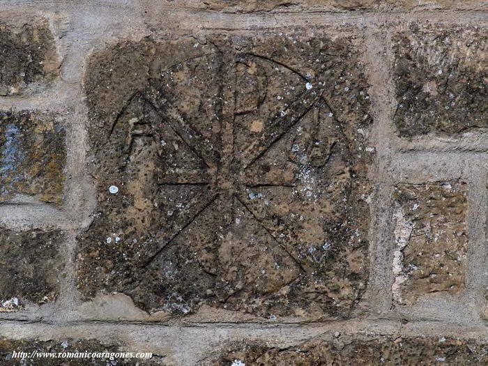 DETALLE DEL CRISMN TRINITARIO EMPOTRADO EN EL MURO