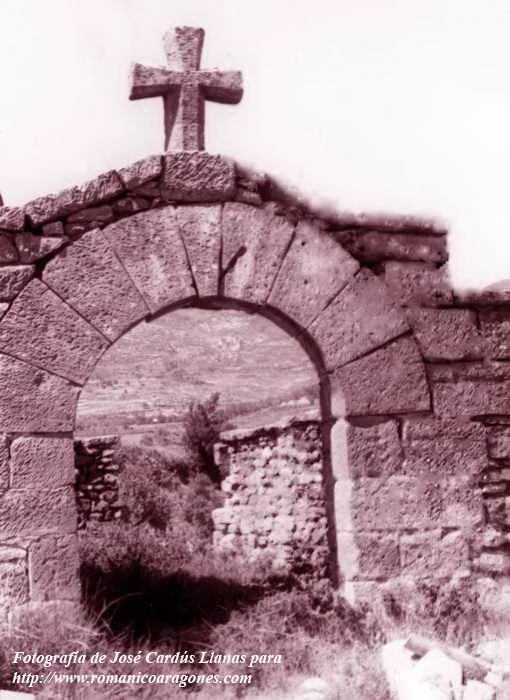 PORTADA ACCESO AL CEMENTERIO DE NOVALLA  (FOTO DE JOS CARDS)