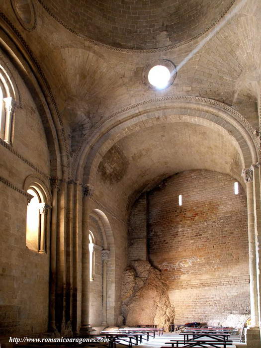 CABECERA Y BÓVEDA SOBRE SUS CUATRO ARCOS TORALES