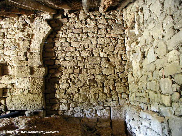 RESTO DE LA PORTADA MOZRABE AL INTERIOR DEL PAJAR