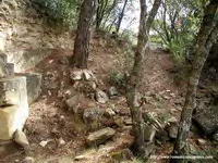INTERIOR DEL TEMPLO HACIA EL �BSIDE, EN EL QUE CRECEN �RBOLES
