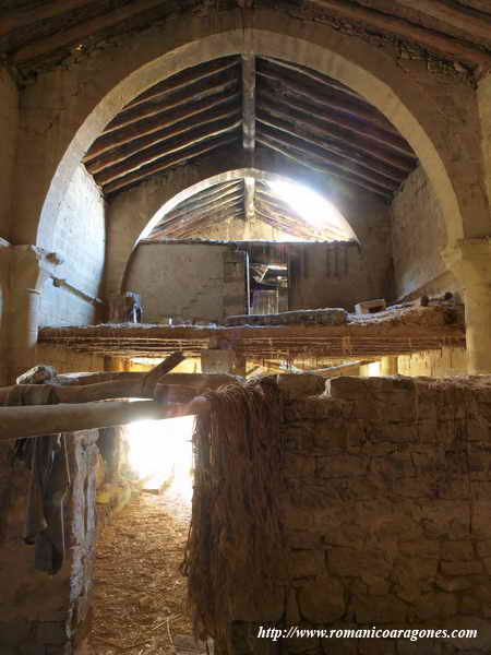 INTERIOR DEL TEMPLO HACIA LOS PIES