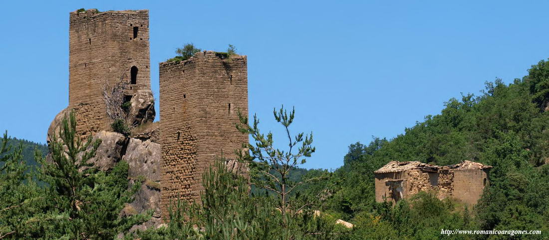 TORRES DE SIBIRANA, Y TRAS ELLAS, SANTA QUITERIA EN RUINAS
