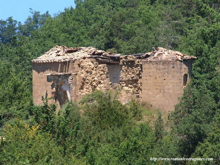 TEMPLO DESDE EL SUR. ASOMA ESQUINA DE CONSTRUCCIÓN DE CAZADORES.