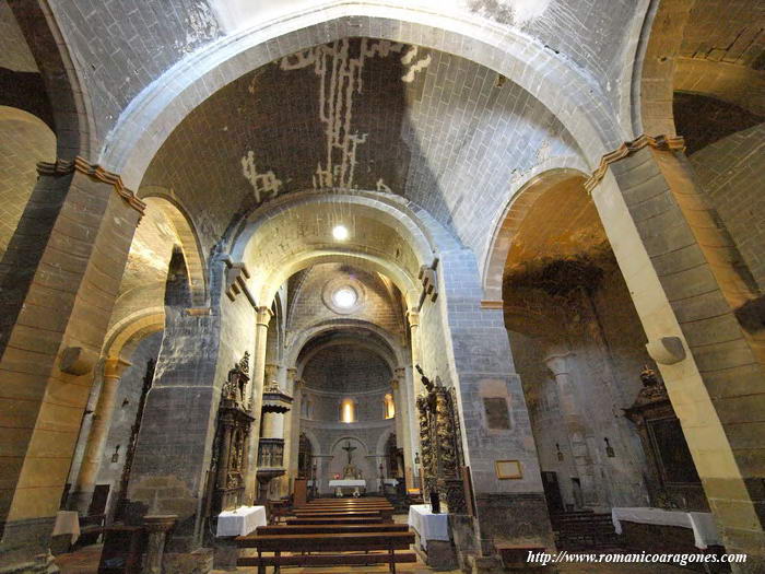 INTERIOR DEL TEMPLO, DESDE LOS PIES