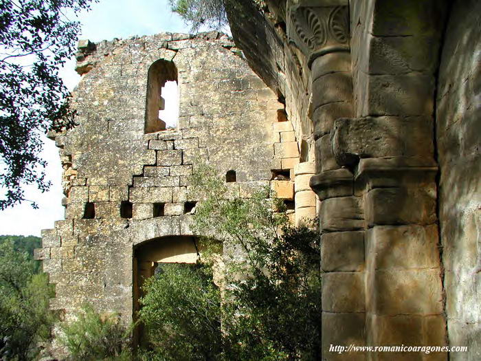 MUROS NORTE Y OESTE, CON INTERIOR DE LA PORTADA