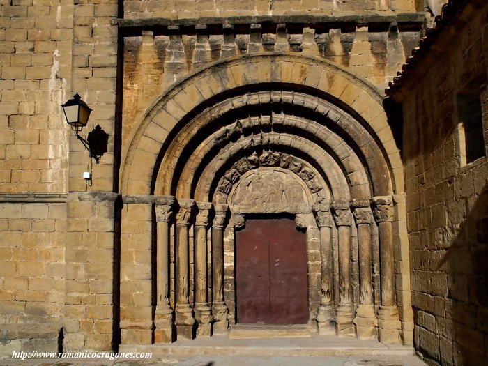 TMPANO DE PORTADA SUR. RPLICA DE LA EPIFANA DE SANTIAGO DE AGERO; MUY DESGASTADO
