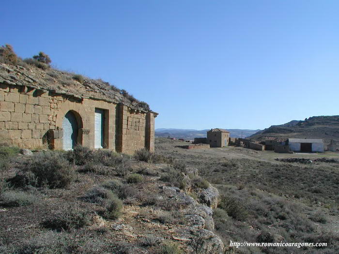 VISTA SUROESTE DEL TEMPLO. CASERO AL ESTE