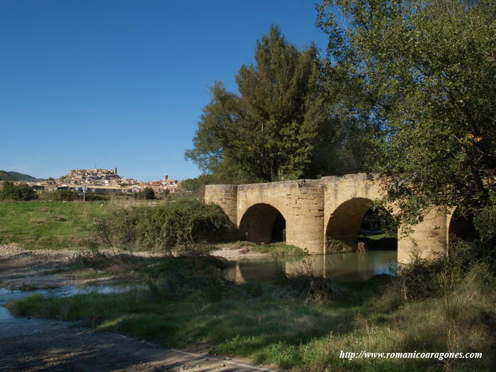 BELLO PUENTE MEDIEVAL EN EL ACCESO A MONLORA
