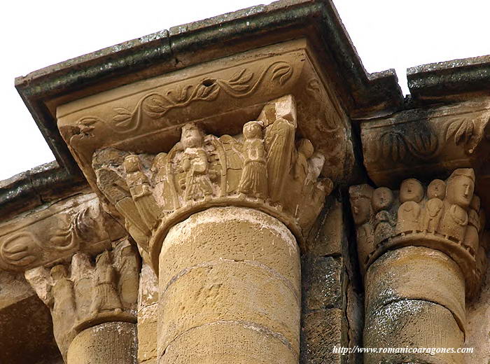 GRUPO DE CAPITELES DEL LADO SUR DEL ÁBSIDE CENTRAL. DESTACA UNA IMAGEN DE CRISTO EN MAJESTAD