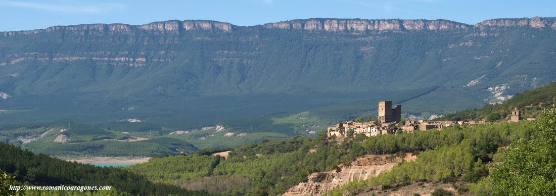 CASTILLO Y RUINAS DE RUESTA CON LA SIERRA DE LEYRE AL FONDO