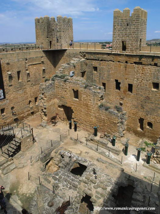 VISTA DEL PATIO DE ARMAS CON EL ALJIBE DESDE EL MURO SUR DEL CASTILLO