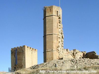 TORRE GTICA EN PRIMER PLANO, Y ROMNICA, ATRS