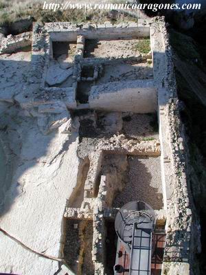 RUINAS DE DEPENDENCIAS DESDE EL TORREN. ARRANQUE DE OTRO TORREN