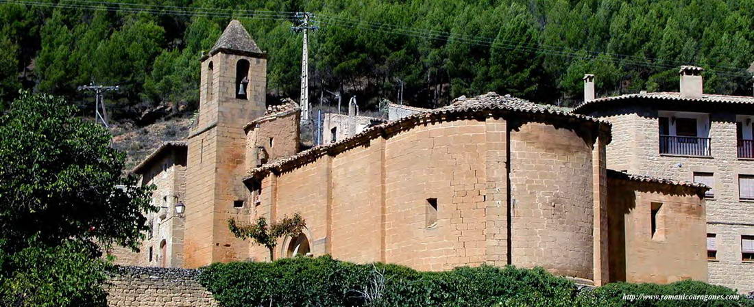 IGLESIA ENTRE EL CASERO CIRCUNDANTE