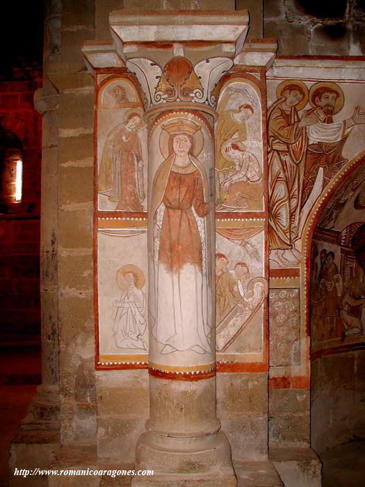 COLUMNA Y CAPITEL EN ACCESO A BRAZO SUR, DECORADOS