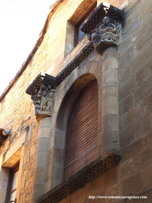 CAPITELES TRASPLANTADOS A FACHADA PARTICULAR DE LA CALLE �EL CALLIZO�