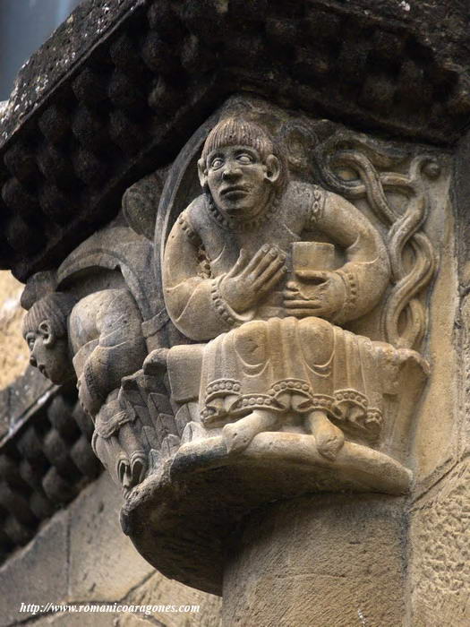 MONJES EN LOS �NGULOS DEL CAPITEL