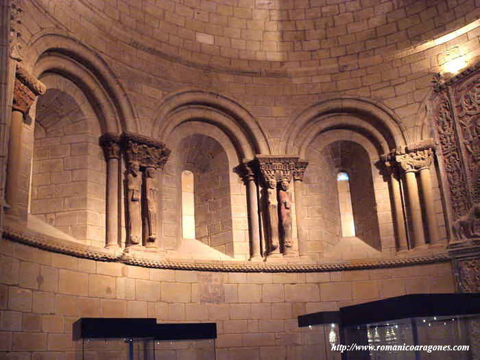 VENTANALES DEL �BSIDE; CON COLUMNAS-ESTATUA FORMANDO APOSTOLARIO