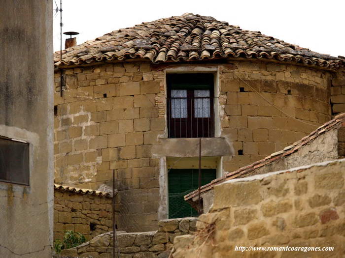 CABECERA DE SAN MIGUEL. BALCON CON VISILLOS DE LA VIVIENDA  EDIFICADA EN SU INTERIOR