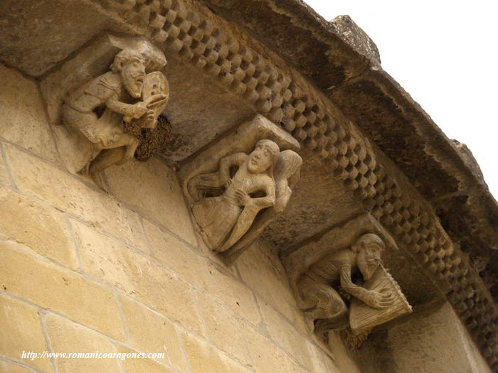 ESCENA DE DANZA Y M�SICOS A BASE DE VARIOS CANECILLOS