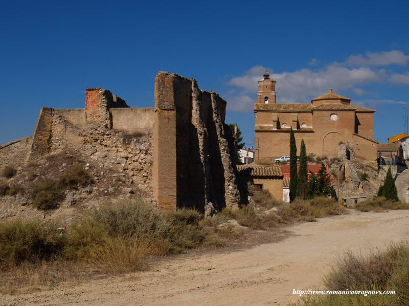 CASTILLO EN PRIMER PLANO Y AL FONDO TEMPLO ACTUAL Y RUINAS DEL ROMNICO