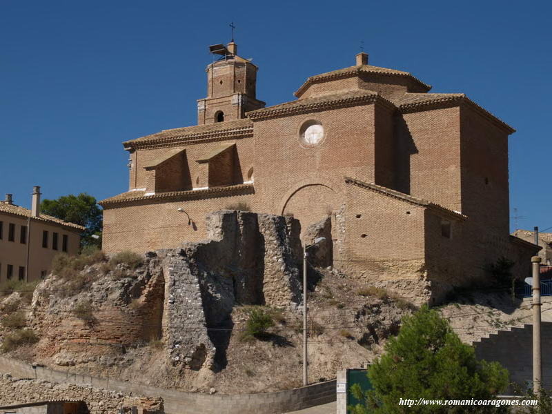 VISTA NORESTE DE LOS RESTOS DEL TEMPLO ROMNICO ANTE EL ACTUAL