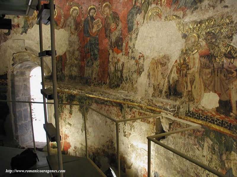 INTERIOR DEL ÁBSIDE ROMÁNICO. CON PINTURAS GÓTICAS