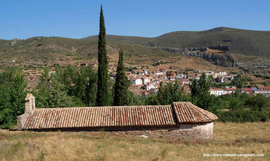 ERMITA DE SAN MIGUEL. AL FONDO EL CASERÍO Y EL CASTILLO