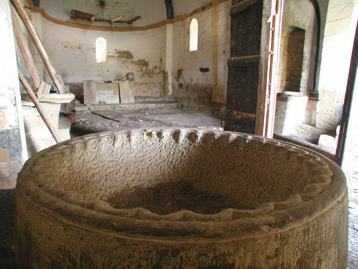 PILA BAUTISMAL, LITÚRGICAMENTE SITUADA EN EL CAMINO HACIA EL ALTAR.