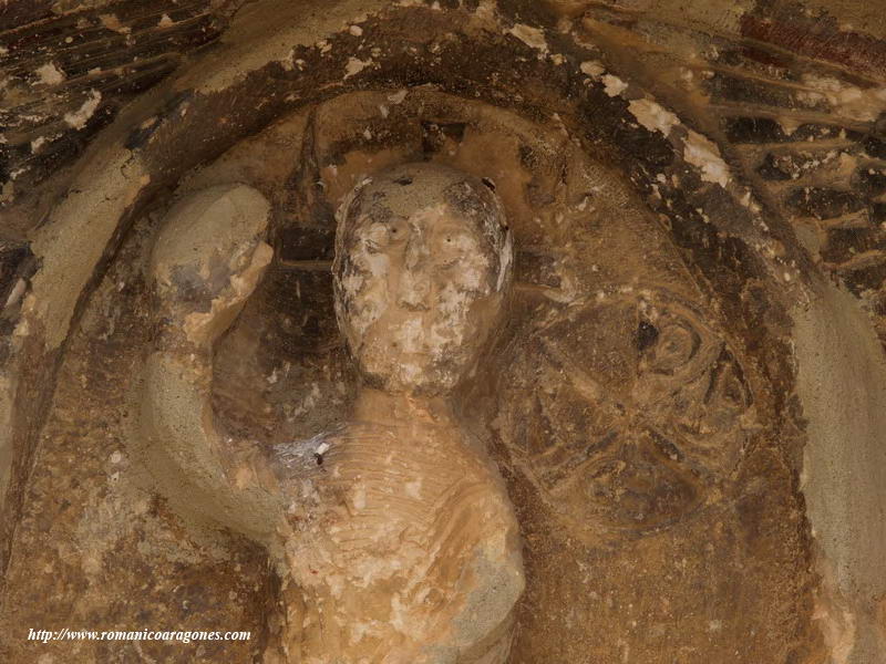 DETALLE DE CRISTO EN LA MANDORLA Y CRISMÓN 
