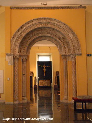 PORTADA DE SAN PEDRO DE ARLANZA, SEPARANDO SALAS 31 Y 32