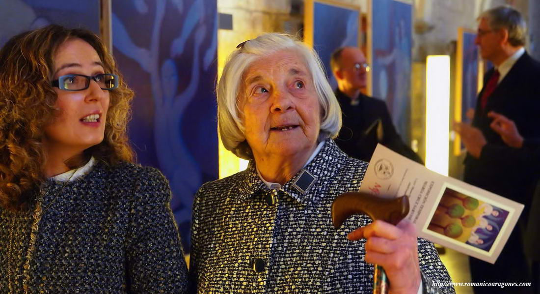 lA PINTORA ACOMPAÑADA DE LA DIRECTORA GERENTE DEL MUSEO, RECORRE LA EXPOSICIÓN
