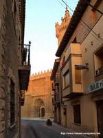 CALLEJÓN QUE PERMITE EL PASO DEL SOL DE ATARDECER