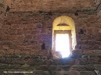 ANGULO SUROESTE, PUERTA AL INTERIOR.